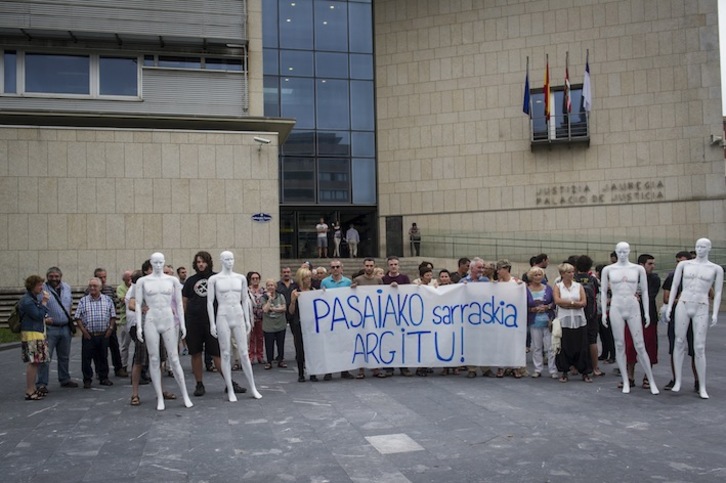 Gipuzkoako Auzitegiaren aurrean elkarretaratzea egin dute Pasaiako segadan hil zituzten militanteen senideek. (Gorka RUBIO/ARGAZKI PRESS)