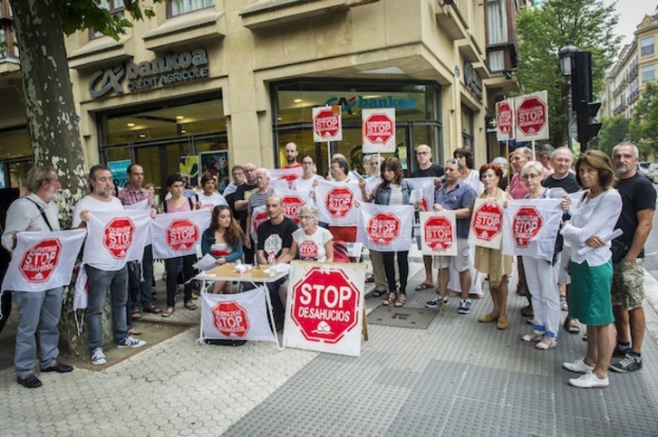 Concentración ante la sede de Bankoa, en Donostia. (Gorka RUBIO / ARGAZKI PRESS)