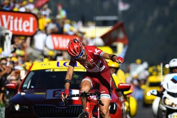 Zakarin celebra su primera victoria de etapa en el Tour. (LIONEL BONAVENTURE / AFP)