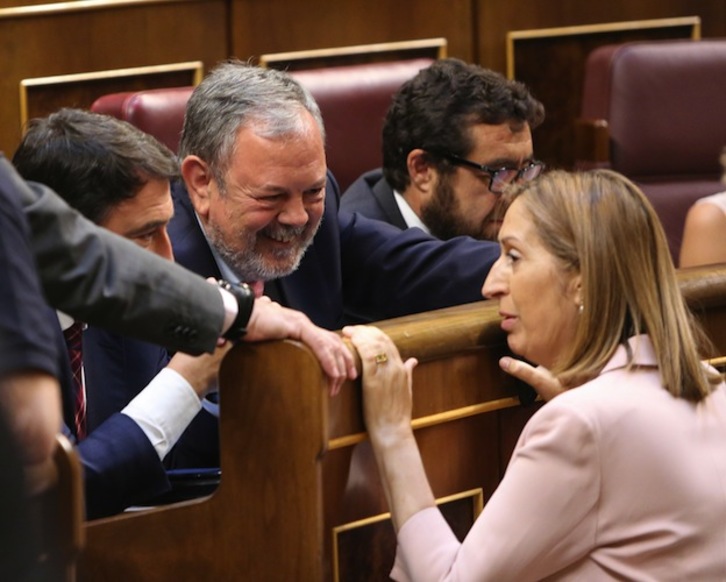 Los diputados jeltzales Aitor Esteban y Pedro Azpiazu conversan con Ana Pastor. (J.DANAE / ARGAZKI PRESS)
