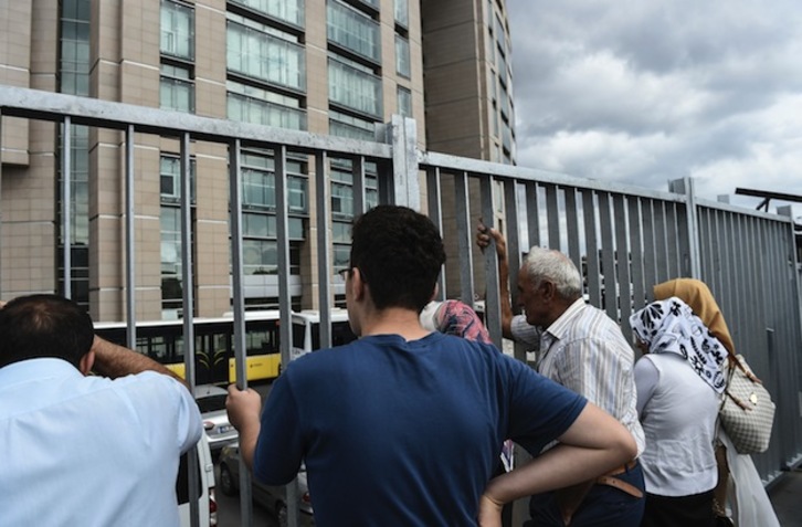 Familiares de soldados detenidos aguardan ante el Palacio de Justicia de Estambul. (BULENT KILIC / AFP)