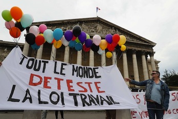 Las protestas contra la reforma laboral han sido numerosas pero no han frenado al Gobierno francés. (THOMAS SAMSON / AFP)