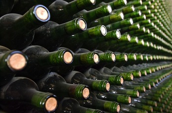 Botellas de vino en una bodega alavesa. (Raúl BOGAJO / ARGAZKI PRESS)