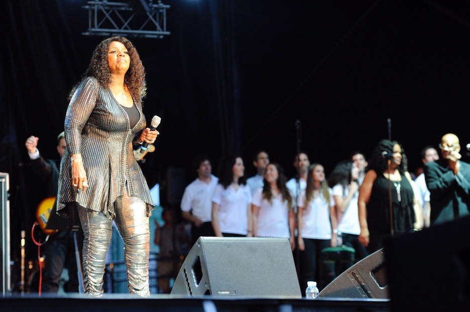 La estadounidense actuó con siete músicos y un coro de acompañamiento. (Jon URBE/ARGAZKI PRESS)