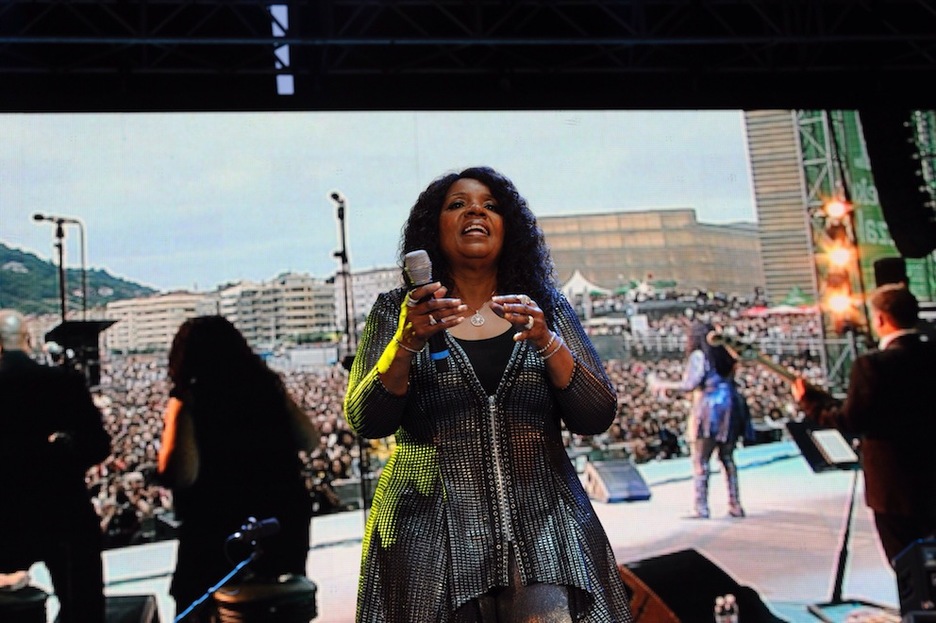 La Zurriola se abarrotó para ver a Gloria Gaynor. La estadounidense actuó con siete músicos y un coro de acompañamiento. (Jon URBE/ARGAZKI PRESS)