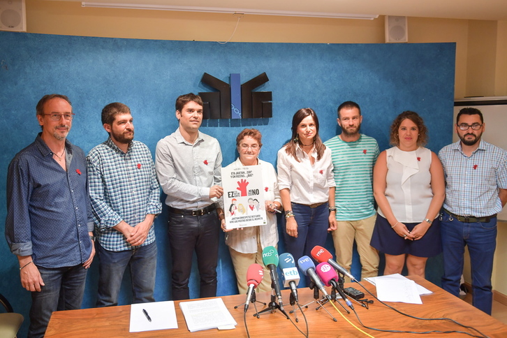 Nafarroako udal ordezkariak, eraso sexisten aurka. (Idoia ZABALETA / ARGAZKI PRESS)