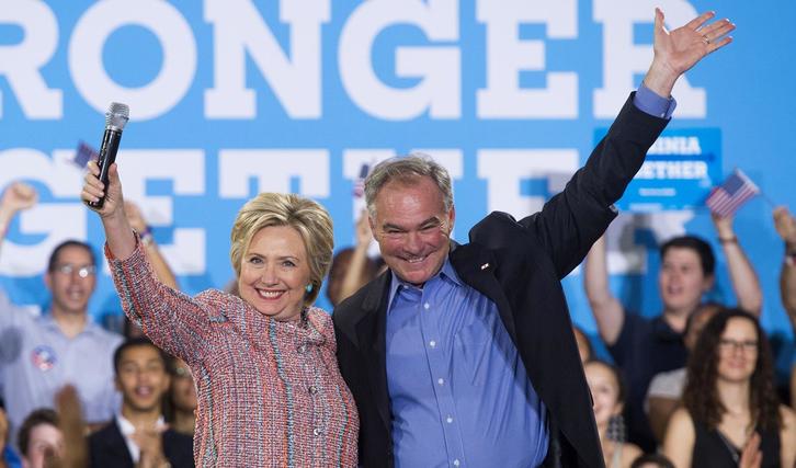Fotografía tomada el pasado 14 de julio, donde aparecen Hillary Clinton y su candidato a la vicepresidencia, Tim Kaine. (Saul LOEB/AFP)