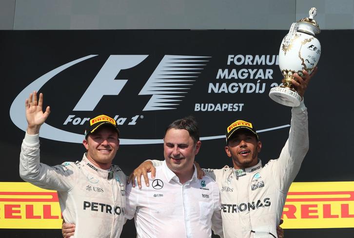 Nico Rosberg y Lewis Hamilton, compañeros de equipo en Mercedes. (Ferenc ISZA/AFP)