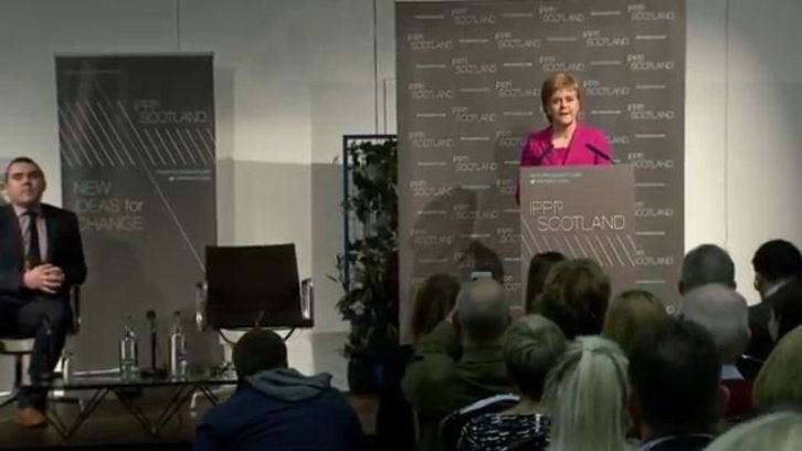 Nicola Sturgeon ha comparecido en Edimburgo. (@aimar_etxe)