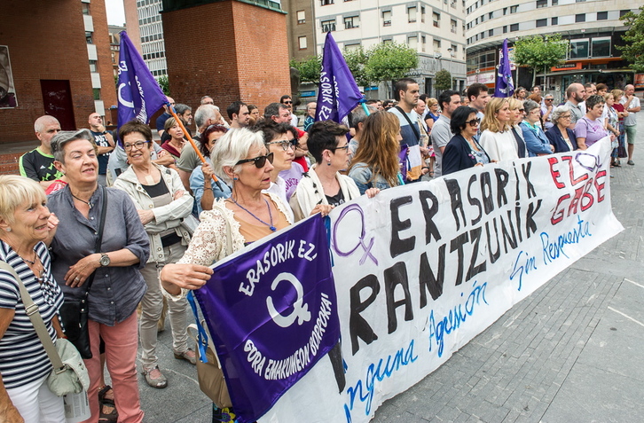 Repulsa en Barakaldo frente a la última agresión sexual. (Marisol RAMIREZ / ARGAZKI PRESS)