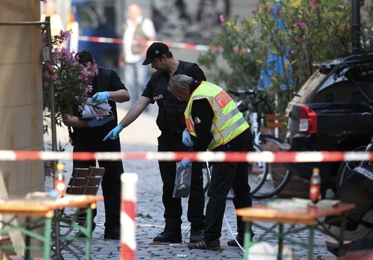 Policías trabajan en el lugar del ataque en Ansbach. (Daniel KARMANN/AFP) 