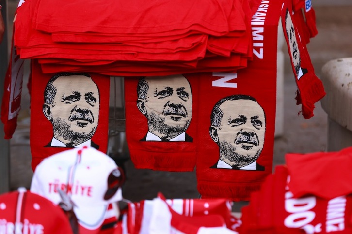 Bufandas con el retrato de Erdogan en Ankara. (Adem ALTAN/AFP) 