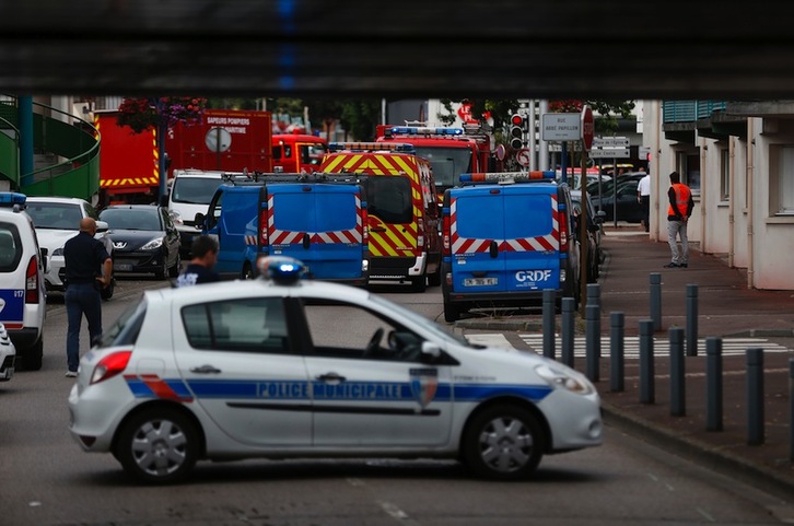 La Policía ha desplegado un amplio dispositivo en torno a la iglesia de Saint-Etienne-du-Rouvray. (Charly TRIBALLEAU/AFP) 
