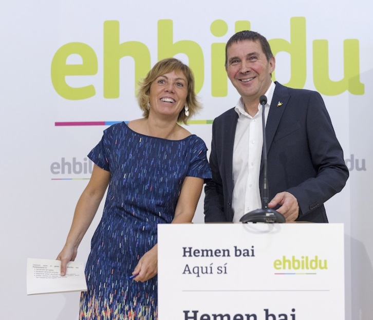Arnaldo Otegi, junto a Miren Larrion. (Juanan RUIZ/ARGAZKI PRESS)