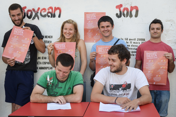 Gaztetxeko kideek Baionako beste hainbat elkarterekin batera beste besta eredu bat sustatu nahi dute. © Isabelle MIQUELESTORENA