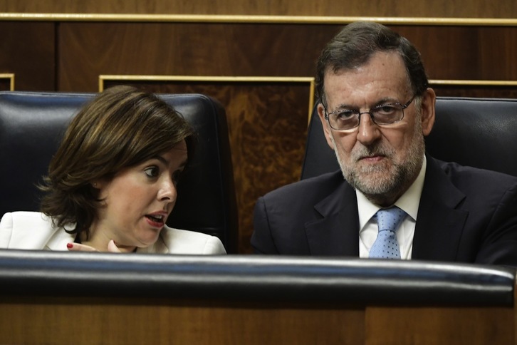 Soraya Sáenz de Santamaría y Mariano Rajoy, en el Congreso español. (Javier SORIANO/AFP PHOTO)