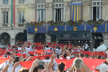 Leon erregea berantarekin agertu zen herriko etxeko balkoira. ©Isabelle Miquelestorena