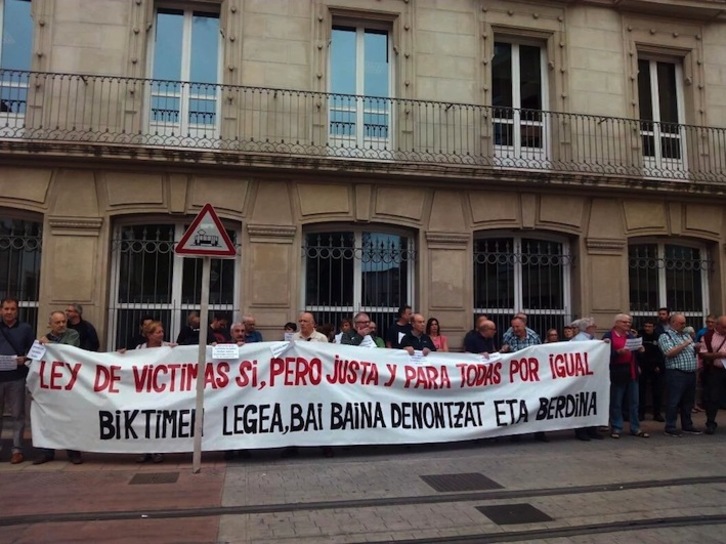 Estatuaren biktimen elkarteek elkarretaratzea egin dute Gasteizko Legebiltzarraren aurrean. (@Martxoak3)