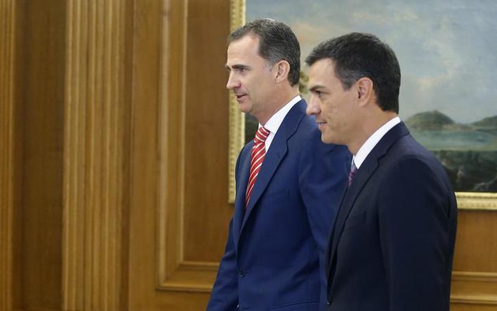 Pedro Sánchez, junto a Felipe de Borbón, en Zarzuela. (Efe/POOL)