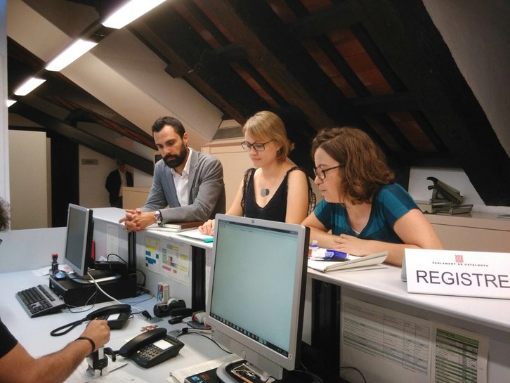 De izquierda a derecha, los diputados Roger Torrent y Maria Senserrich (JxSí), Eulàlia Reguant (CUP), en el registro del Parlament. (JxSi)