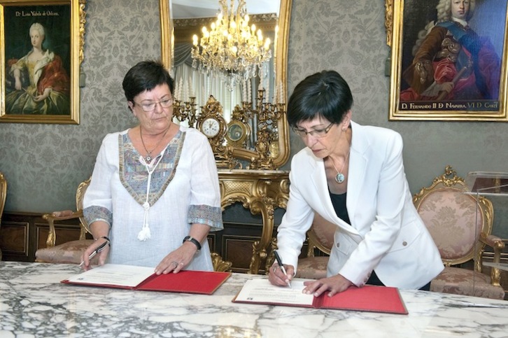 Las consejeras Beaumont y Beltrán de Heredia firman el protocolo. (GOBIERNO DE NAFARROA)