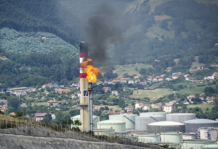Emisión de humo ayer por la mañana en las instalaciones de Petronor en Muskiz. (Marisol RAMÍREZ/ARGAZKI PRESS)