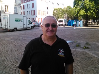 Xuri-gorriz jantzi aitzin hartu gaitu Guillermo Etxeberriak.