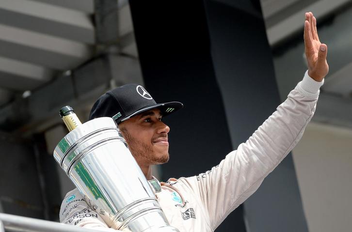 Lewis Hamilton, en el podio del GP de Alemania. (Sascha SCHUERMANN/AFP)