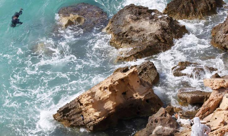 Un cadáver flota en las aguas de Sabratha. (STRINGER/AFP)