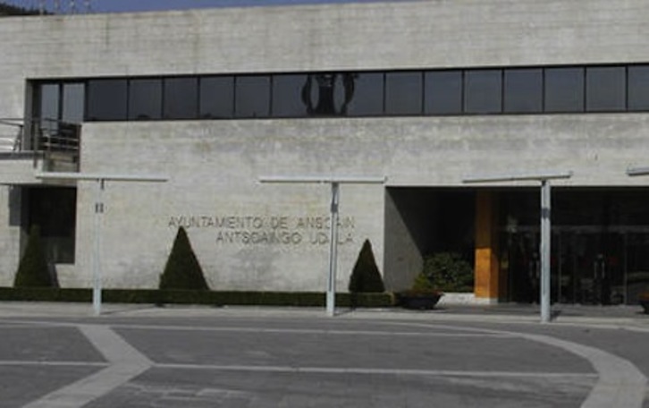 La juez impide al Ayuntamiento de Antsoain izar la bandera republicana española el 14 de abril.