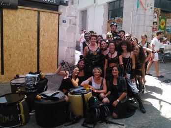 Musika tresna eta mozorro bereziekin, Batuc’A Muses taldeak Baionako kaleak inarrosi zituen.