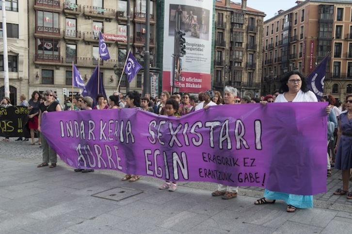 Pancarta de la manifestación celebrada en Bilbo tras la muerte de Arantza Palacios. (Monika DEL VALLE / ARGAZKI PRESS)