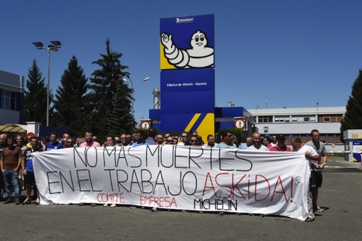 Una anterior concentración frente a la planta de Michelin en Gasteiz. (ARGAZKI PRESS)