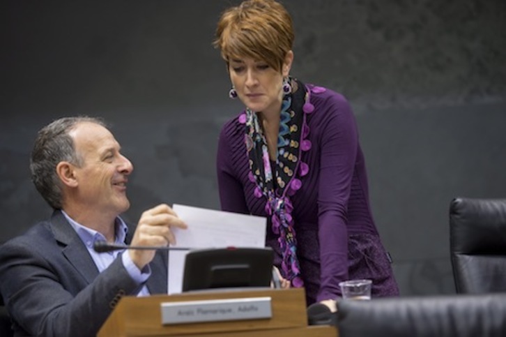 Bakartxo Ruiz conversa con Adolfo Araiz en el Parlamento navarro