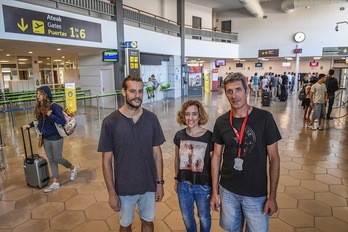 Representantes de la plantilla del aeropuerto de Hondarribia. (Gorka RUBIO / ARGAZKI PRESS)