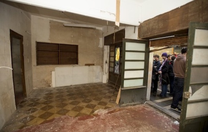 Entrada del edificio de Compañía que ha sido desalojado por la Policía Foral. (Iñigo URIZ/ARGAZKI PRESS)