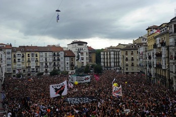 Celedón sobrevuela la plaza de la Virgen Blanca. (ARGAZKI PRESS) 