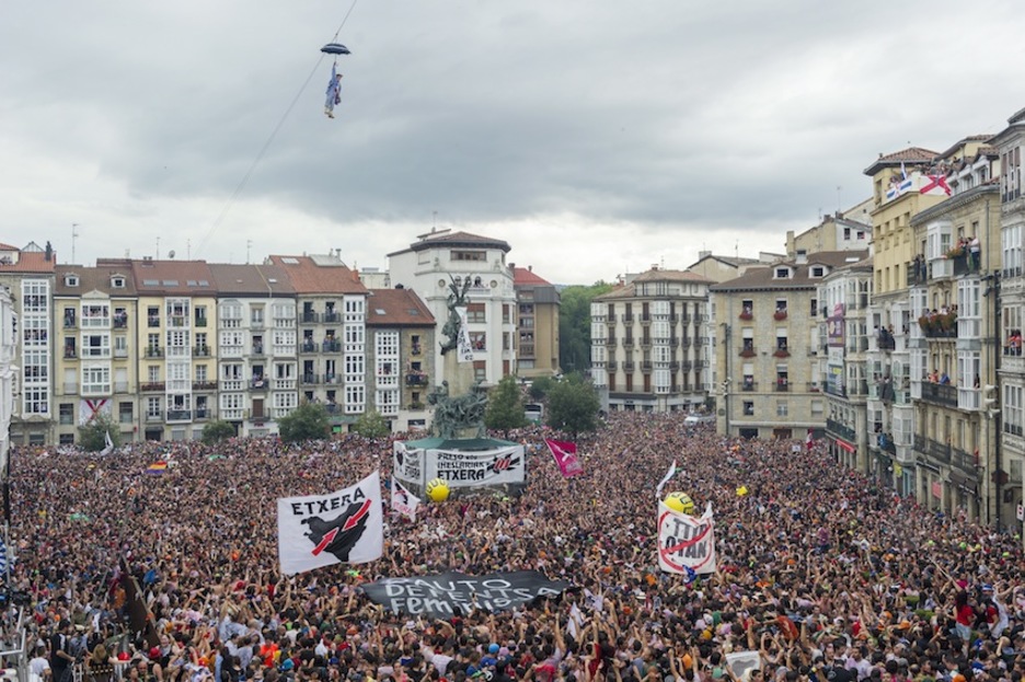 Una abarrotada plaza de la Virgen Blanca. (Juanan RUIZ / ARGAZKI PRESS)