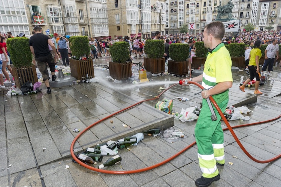 Tareas de limpieza tras el chupinazo. (Juanan RUIZ / ARGAZKI PRESS)