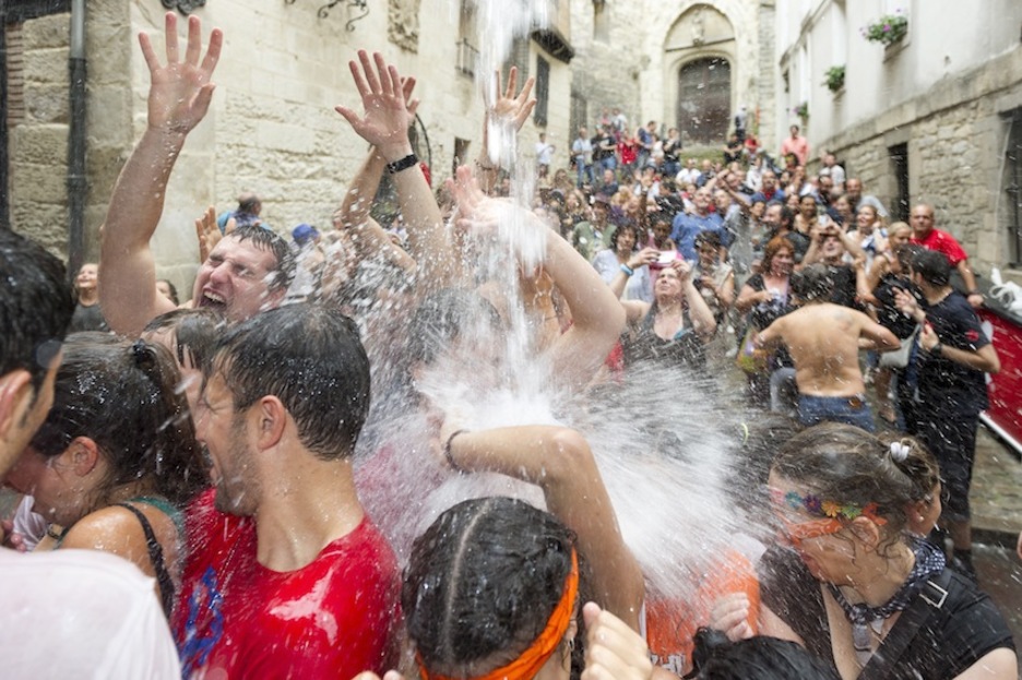 Cualquier momento es bueno para una refrescante duchita. (Juanan RUIZ / ARGAZKI PRESS)