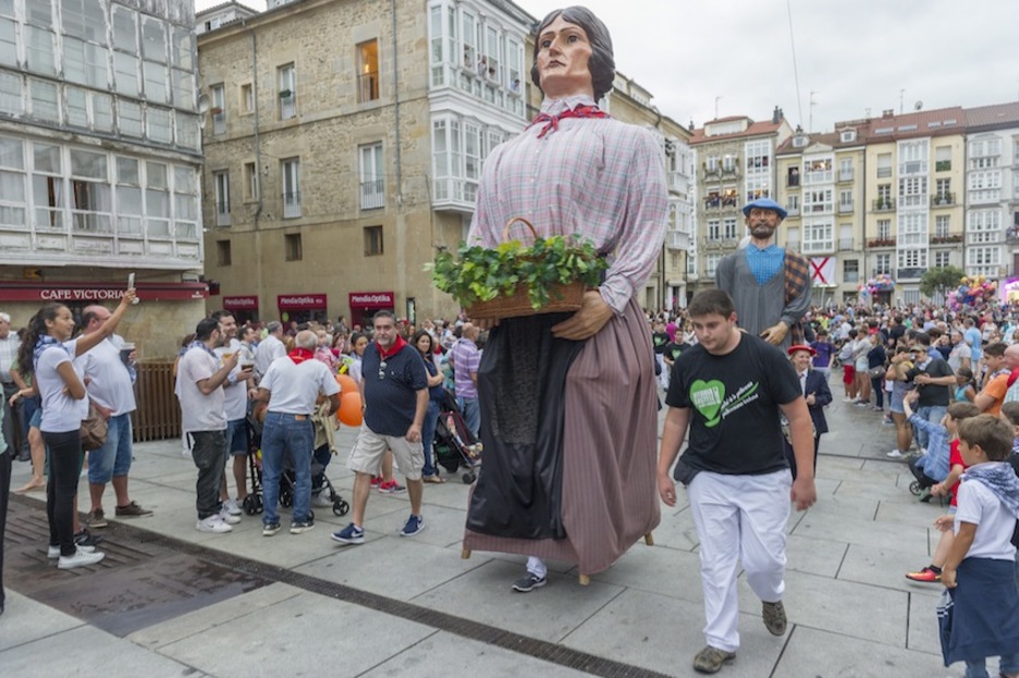 Primera salida de los gigantes. (Juanan RUIZ / ARGAZKI PRESS)
