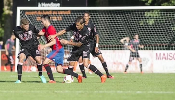 De las Cuevas sufre una luxación en el hombro izquierdo que le mantendrá apartado de los terrenos de juego un mes. (Jagoba MANTEROLA/ARGAZKI PRESS)