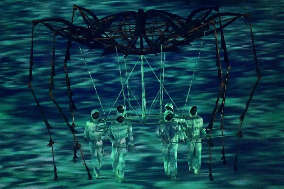 Figura abstraktuak irudikatu dituzte hasiera ekitaldian.