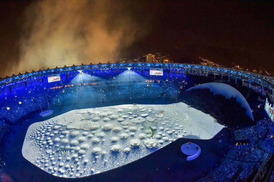 Kolore biziak Maracanan; kasu honetan, urdina eta grisa.