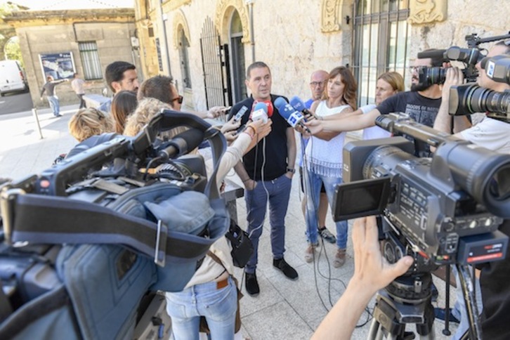 Arnaldo Otegi atiende a los medios en Donostia. (Juan Carlos RUIZ/ARGAZKI PRESS)