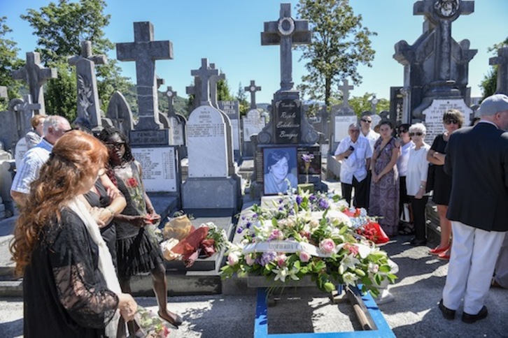Último adiós a Doris Benegas en el cementerio de Polloe. (Juan Carlos RUIZ/ARGAZKI PRESS)