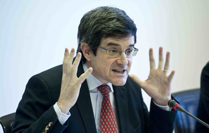 El consejero Iribas, apoyándose en las normas derogadas, ordenó la retirada de 22 libros. (Jagoba MANTEROLA / ARP)