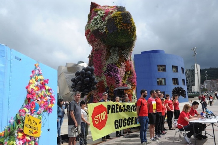 Comparecencia de los huelguistas en el exterior del Guggenheim. (ARGAZKI PRESS)