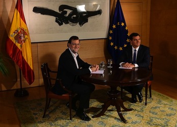 Rajoy y Rivera posan para los medios antes de su reunión. (GERARD JULIEN /AFP)