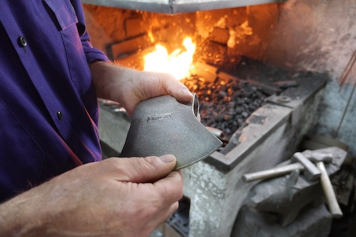 Jose Ramon Jauregi aizkoragilea, lanean. (Gotzon ARANBURU)